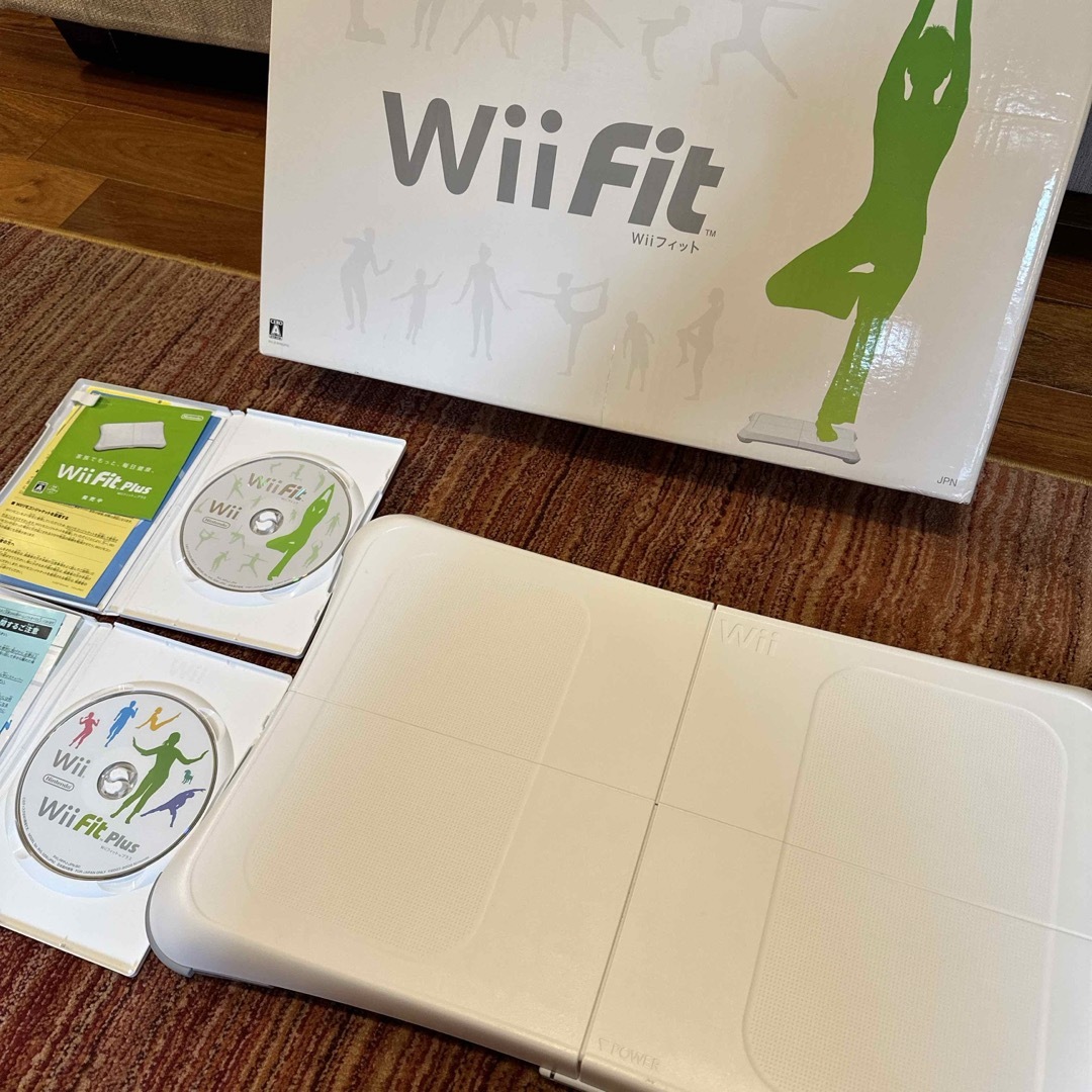 任天堂(ニンテンドウ)のWii Fit  ボードWii fit  Wii fit plus ソフト2点 エンタメ/ホビーのゲームソフト/ゲーム機本体(家庭用ゲームソフト)の商品写真