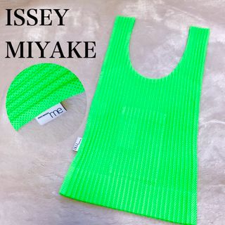 イッセイミヤケ(ISSEY MIYAKE)の極美品 ISSEY MIYAKE プリーツ メッシュ ハンドバッグ グリーン(ハンドバッグ)