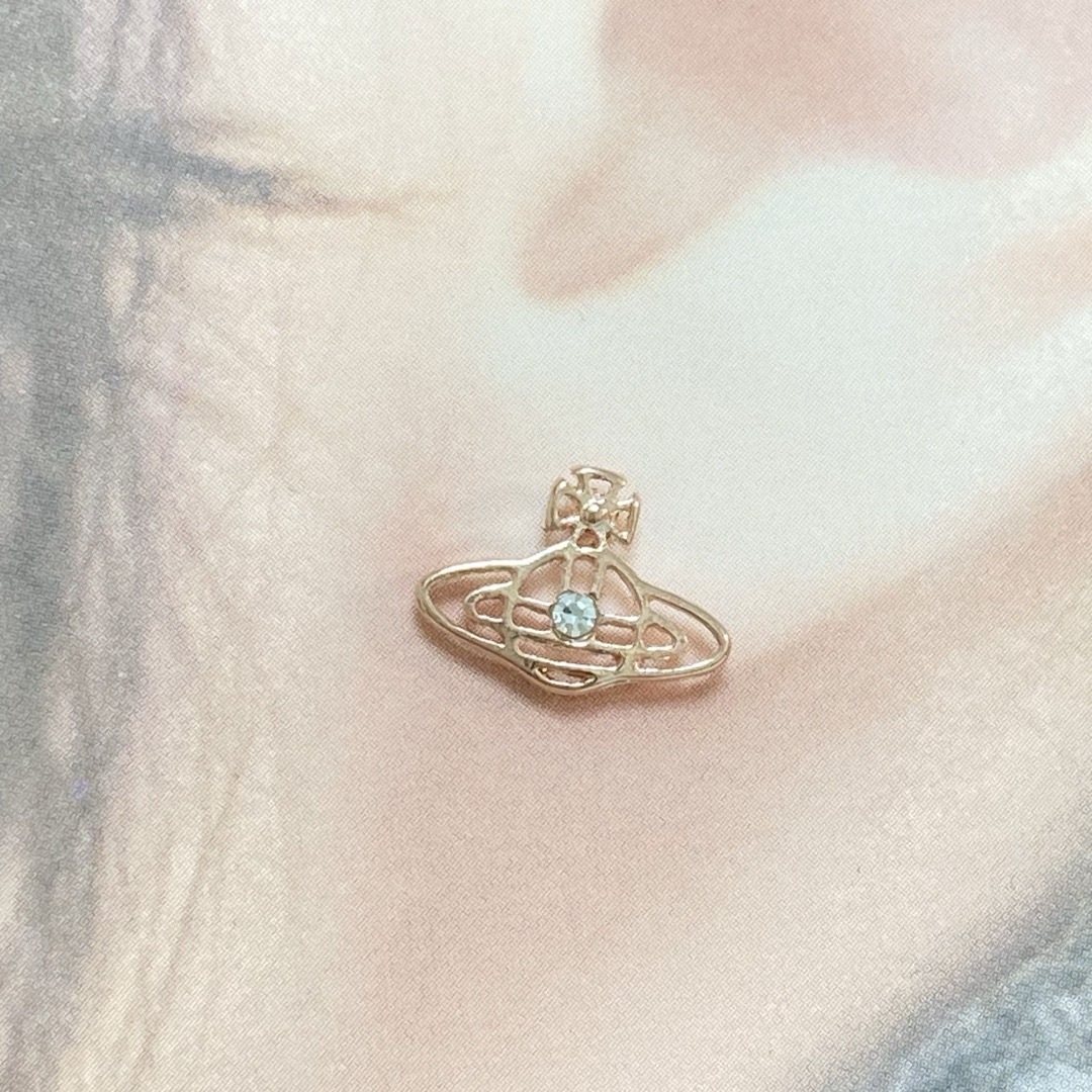 Vivienne Westwood(ヴィヴィアンウエストウッド)のヴィヴィアン　ピアス　ピンクゴールド レディースのアクセサリー(ピアス)の商品写真