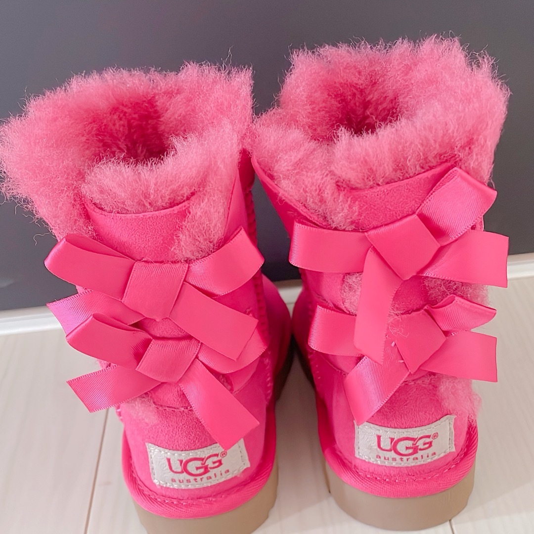 UGG(アグ)のUGG キッズムートン キッズ/ベビー/マタニティのベビー靴/シューズ(~14cm)(ブーツ)の商品写真