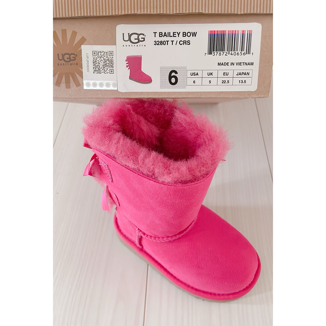 UGG(アグ)のUGG キッズムートン キッズ/ベビー/マタニティのベビー靴/シューズ(~14cm)(ブーツ)の商品写真