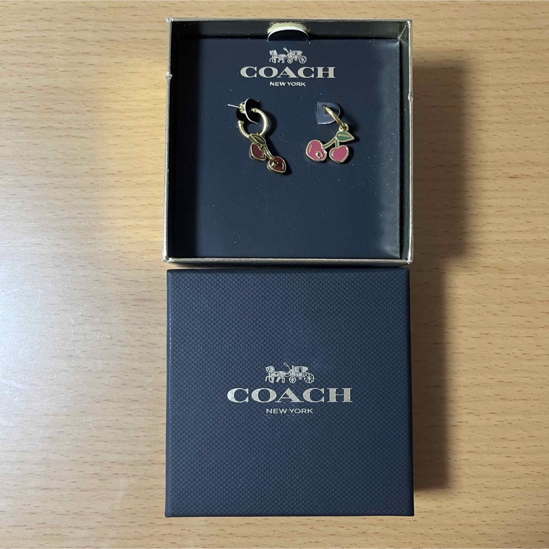 COACH(コーチ)のコーチ　coach チェリー　ピアス　新品 レディースのアクセサリー(ピアス)の商品写真