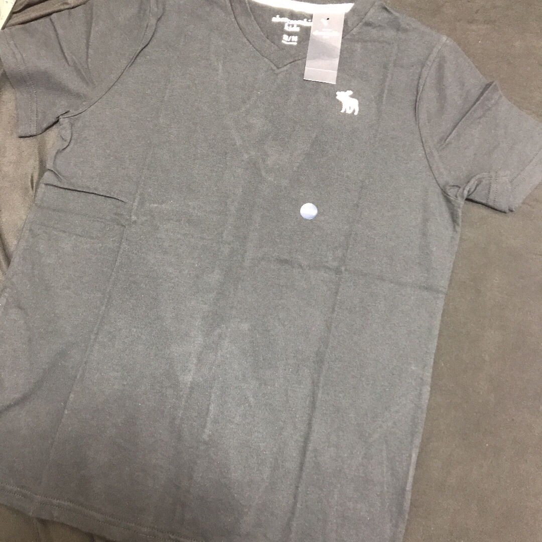 Abercrombie&Fitch(アバクロンビーアンドフィッチ)の割引あり◎XS◎新品正規品◎アバクロ◎VネックTシャツ ◎送料込 メンズのトップス(Tシャツ/カットソー(半袖/袖なし))の商品写真