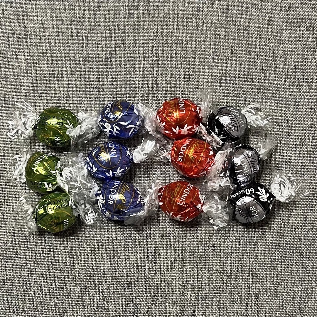 Lindt(リンツ)のリンドール　 リンツ アソート シルバー Lindt  チョコレート　12個 食品/飲料/酒の食品(菓子/デザート)の商品写真