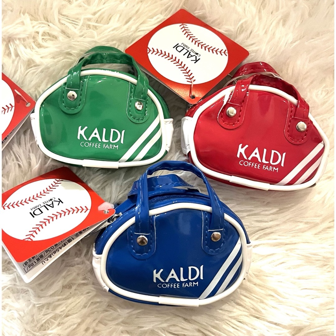 KALDI(カルディ)のカルディ　レトロスポーツバッグ　青　緑　赤 食品/飲料/酒の食品(菓子/デザート)の商品写真