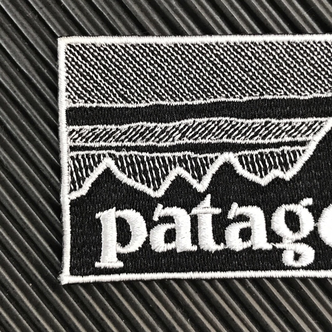 patagonia(パタゴニア)の90×48mm PATAGONIAフィッツロイ モノクロアイロンワッペン -87 スポーツ/アウトドアのスノーボード(ウエア/装備)の商品写真