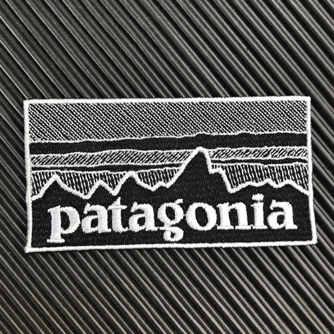 patagonia(パタゴニア)の90×48mm PATAGONIAフィッツロイ モノクロアイロンワッペン -87 スポーツ/アウトドアのスノーボード(ウエア/装備)の商品写真
