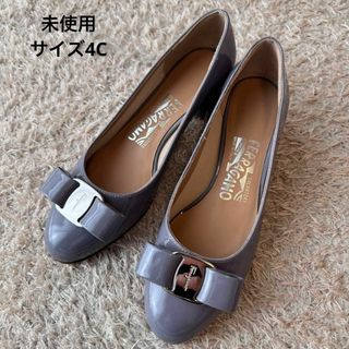 サルヴァトーレフェラガモ(Salvatore Ferragamo)の【未使用】フェラガモ ヴァラリボン パンプス シルバー金具 エナメル サイズ4(ハイヒール/パンプス)