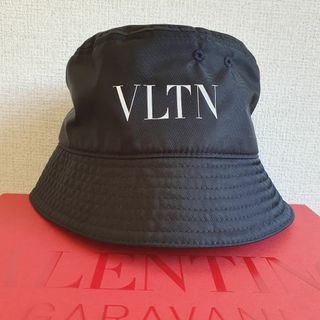 ヴァレンティノガラヴァーニ(valentino garavani)の【新品・未使用】VALENTINO GARAVANバケットハット黒サイズ59　(ハット)