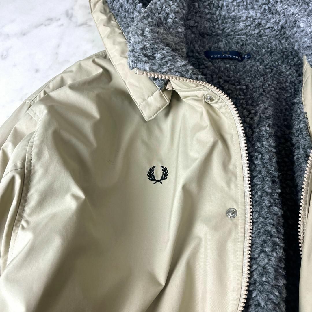 FRED PERRY(フレッドペリー)のフレッドペリー ロングコート S フード ベージュ 裏 ボア ベージュ 秋冬 春 メンズのジャケット/アウター(ナイロンジャケット)の商品写真