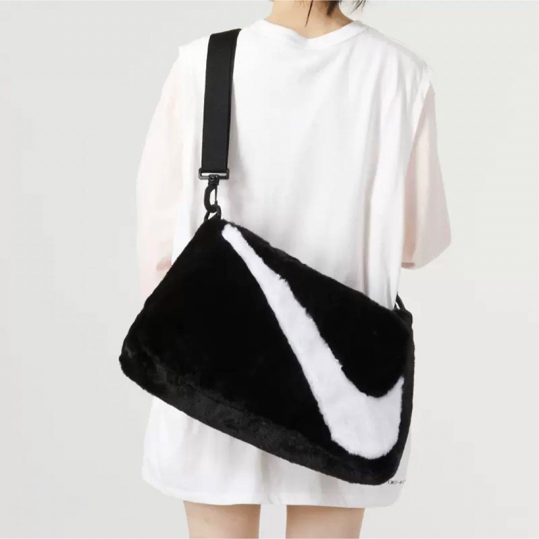 NIKE(ナイキ)の【完売品】NIKE W NSW FX FUR TOTE HO23 BLACK レディースのバッグ(トートバッグ)の商品写真