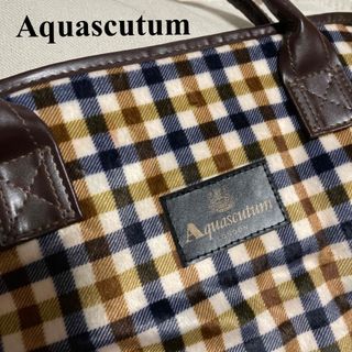 アクアスキュータム(AQUA SCUTUM)の美品！アクアスキュータム／マチ付きミニトート／ブラウン系チェック柄(トートバッグ)