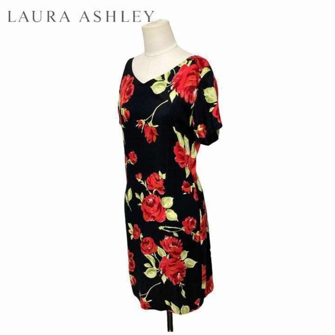 LAURA ASHLEY(ローラアシュレイ)のLAURAASHREY ローラアシュレイ　大判　花柄　バラ　ワンピース　ブラック レディースのワンピース(ひざ丈ワンピース)の商品写真