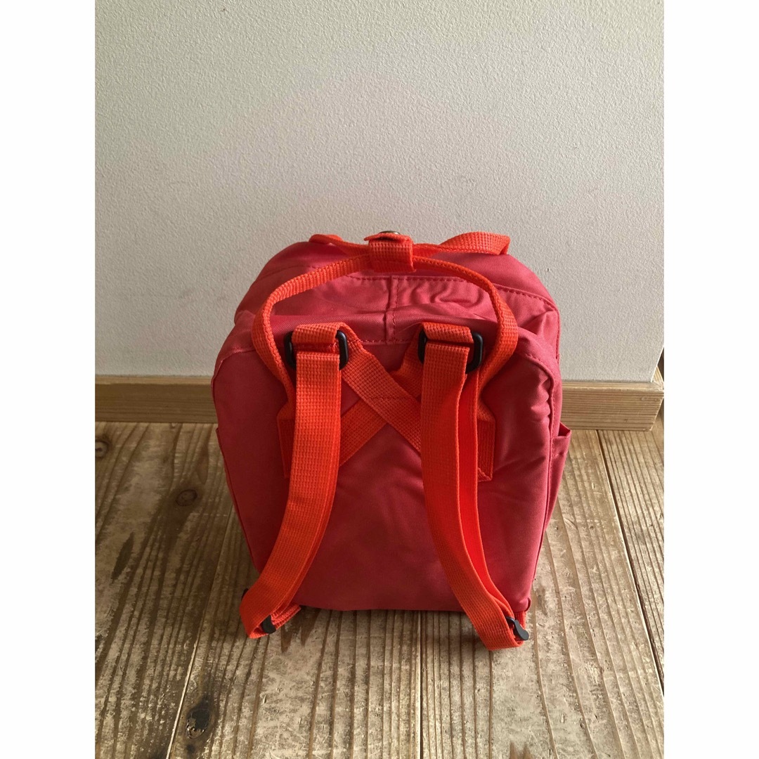 FJALLRAVEN KANKEN(フェールラーベンカンケン)の【新品】フェールラーベン KANKEN Mini 7L / red レディースのバッグ(リュック/バックパック)の商品写真