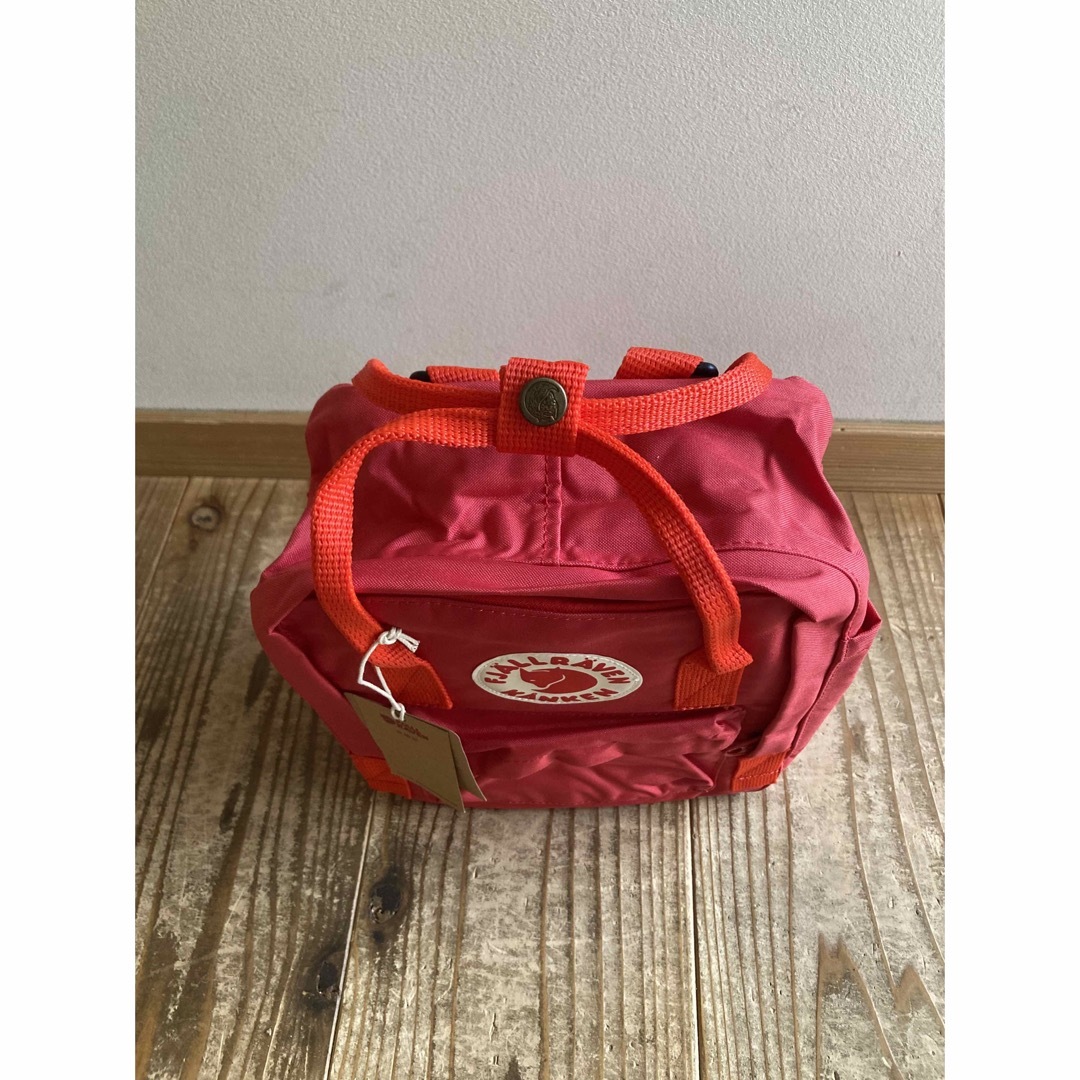 FJALLRAVEN KANKEN(フェールラーベンカンケン)の【新品】フェールラーベン KANKEN Mini 7L / red レディースのバッグ(リュック/バックパック)の商品写真