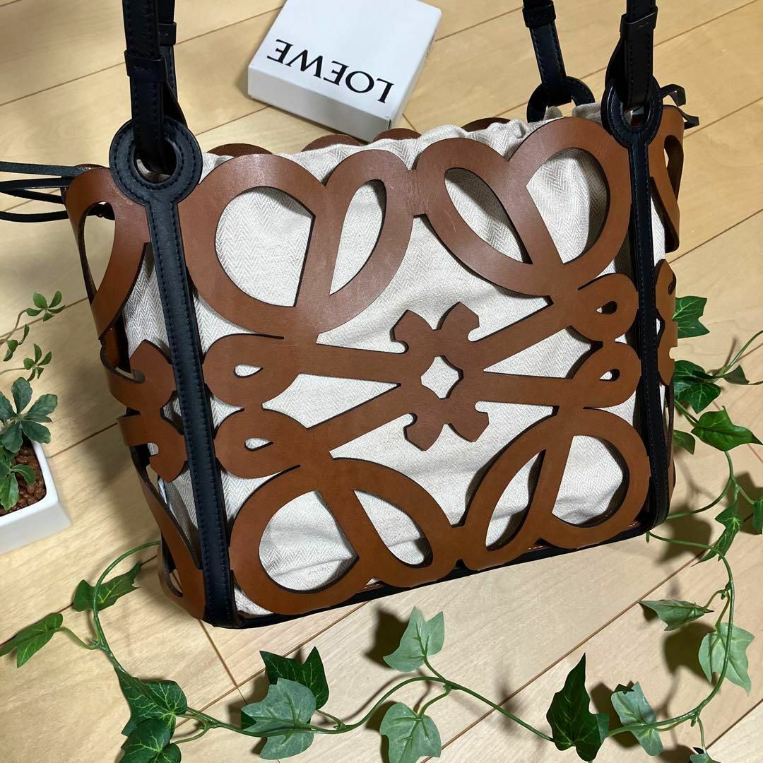 LOEWE(ロエベ)のLOEWE　ロエベ　アナグラムカットアウト トートバッグ　スモール　タン　黒 レディースのバッグ(トートバッグ)の商品写真