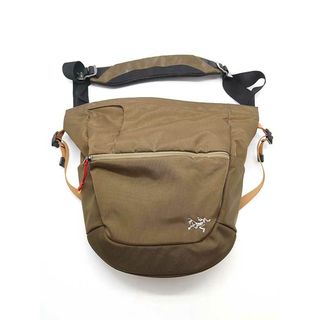 アークテリクス(ARC'TERYX)のARC'TERYX アークテリクス Mistral8 メッセンジャーバッグ カーキ 8 09T-1018106(ショルダーバッグ)