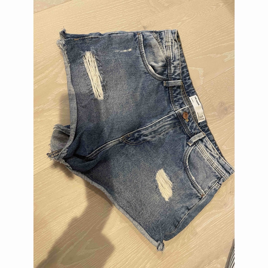 ZARA(ザラ)の定価5990円　二回着用　ZARA ダメージデニムショートパンツ　40 レディースのパンツ(ショートパンツ)の商品写真