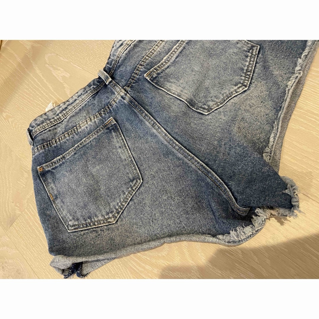 ZARA(ザラ)の定価5990円　二回着用　ZARA ダメージデニムショートパンツ　40 レディースのパンツ(ショートパンツ)の商品写真