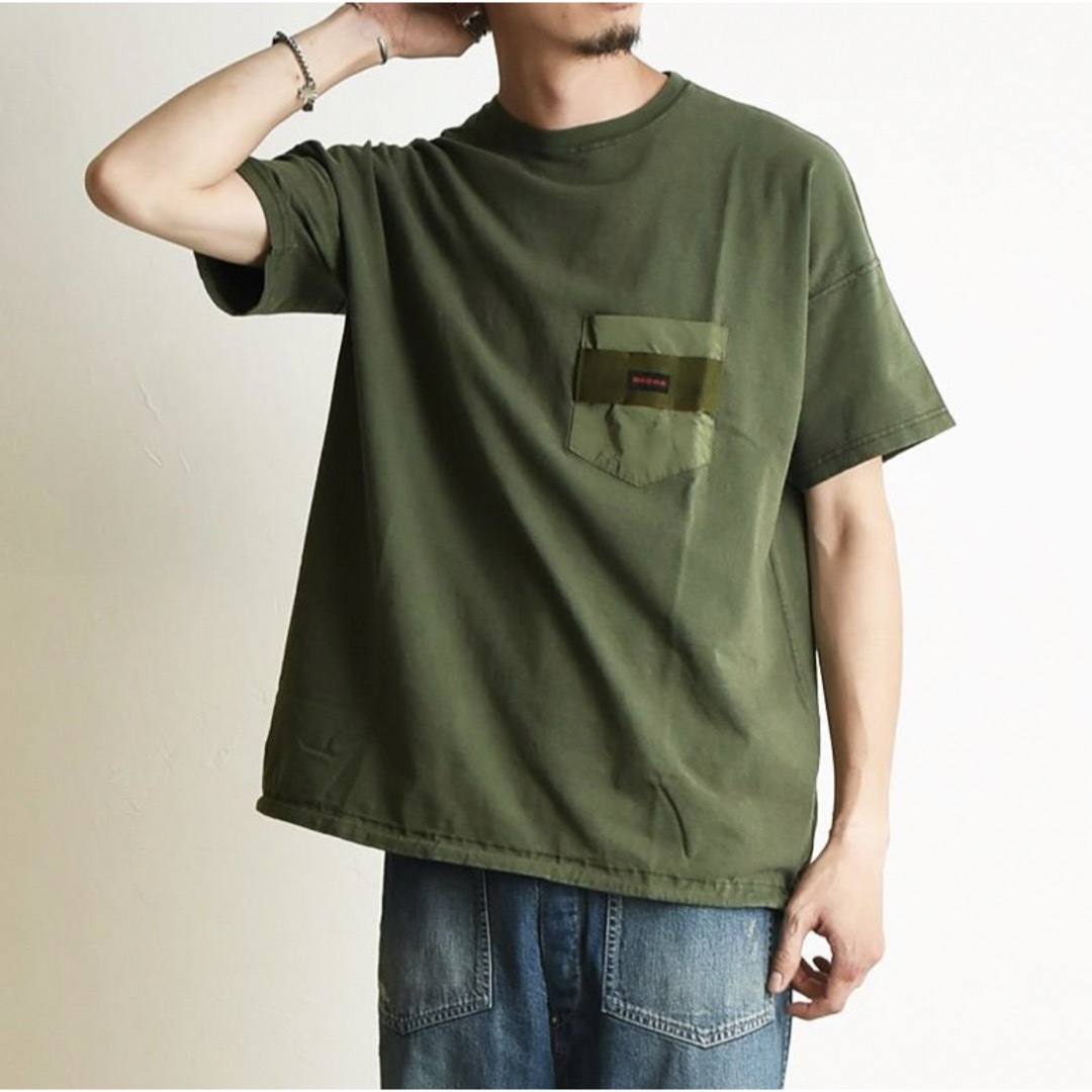 BRIEFING(ブリーフィング)のREMI RELIEF×BRIEFING  コラボ ポケットTシャツ / カーキ メンズのトップス(Tシャツ/カットソー(半袖/袖なし))の商品写真