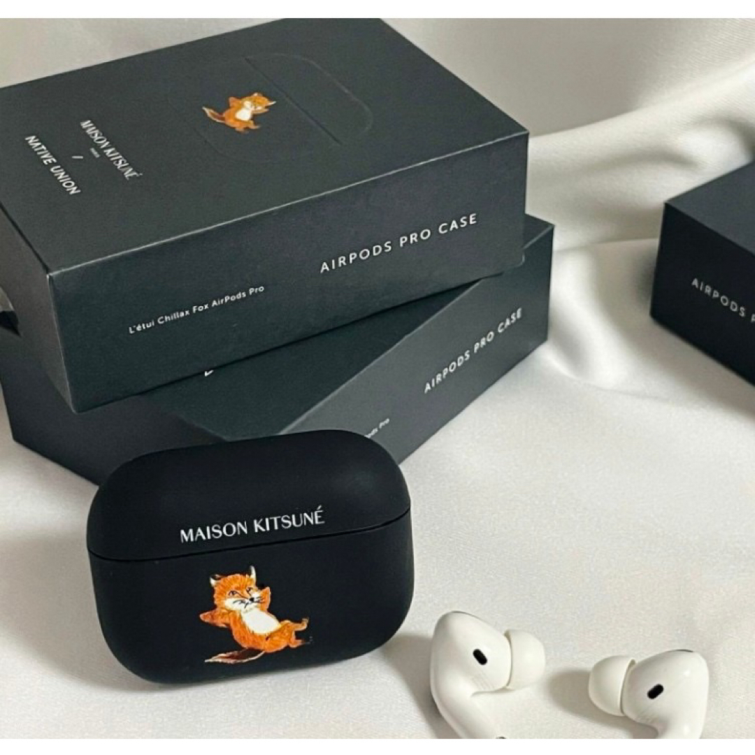 MAISON KITSUNE'(メゾンキツネ)のメゾンキツネ Chillax Fox AirPods Pro ケース スマホ/家電/カメラのスマホアクセサリー(モバイルケース/カバー)の商品写真