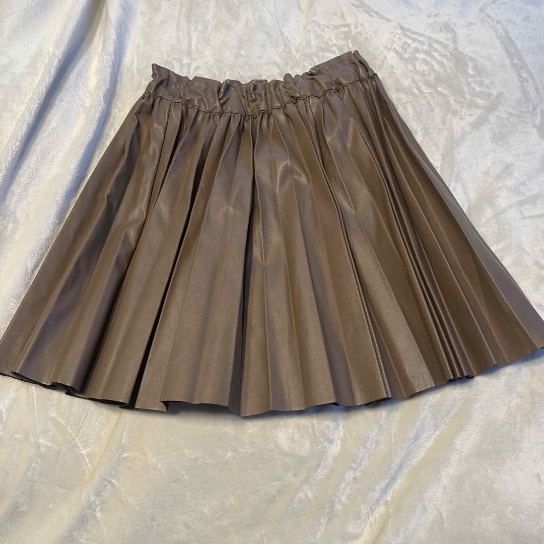 GU(ジーユー)のGUジーユー フェイクレザー プリーツスカート ウエストゴム　140 キッズ/ベビー/マタニティのキッズ服女の子用(90cm~)(スカート)の商品写真
