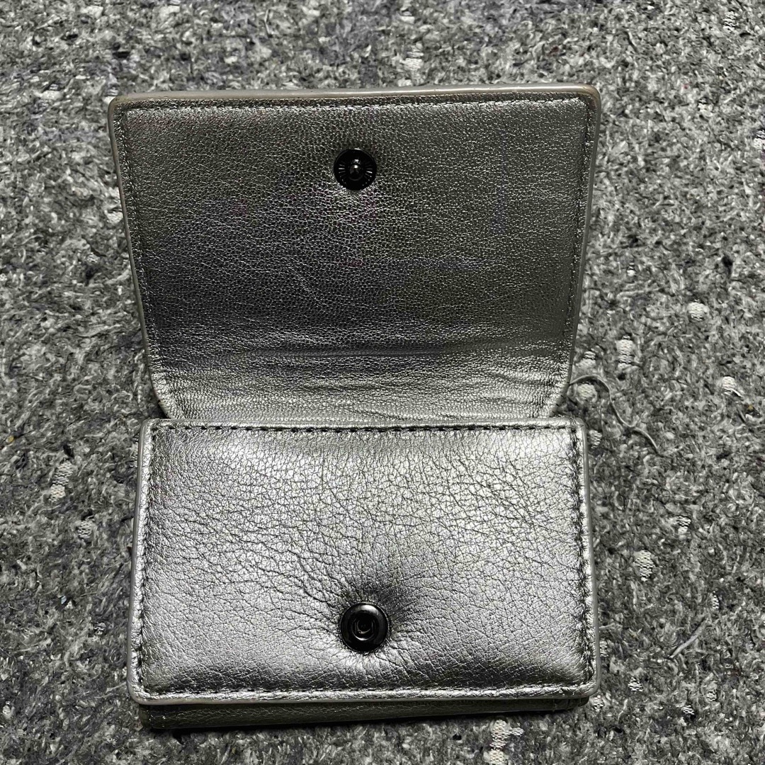 DIESEL(ディーゼル)のDIESEL 財布　三つ折り　シルバー レディースのファッション小物(財布)の商品写真