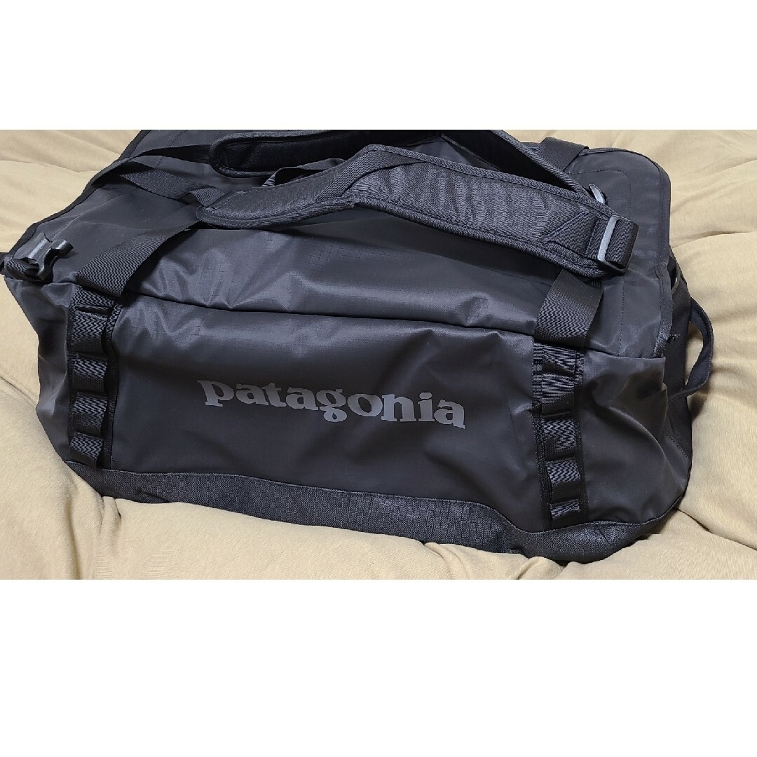 パタゴニア patagonia ブラックホールダッフル 55L 最新 SP24ショルダーバッグ