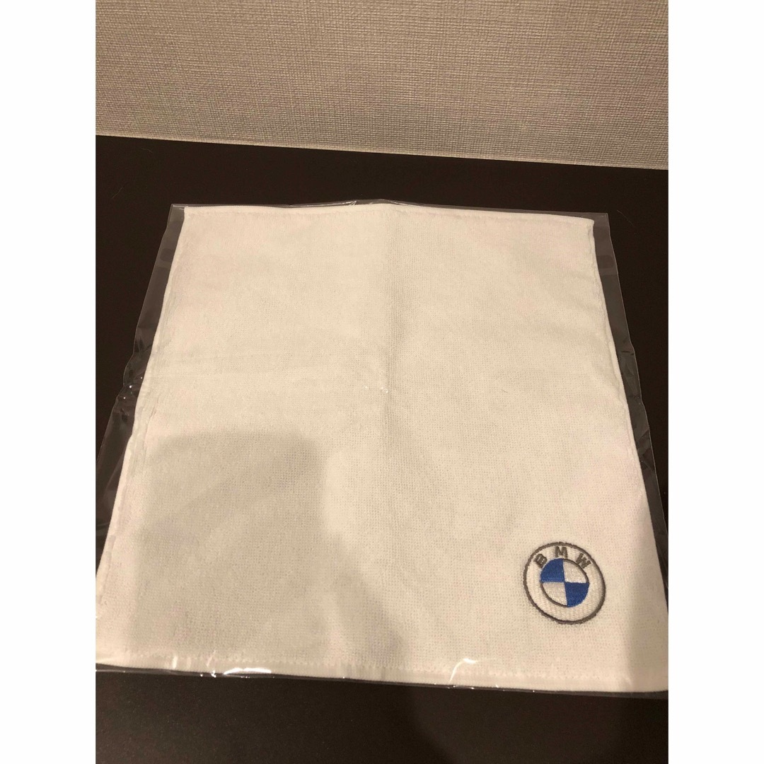 BMW(ビーエムダブリュー)のBMW ロゴ刺繍　タオルハンカチ　紙袋付 エンタメ/ホビーのコレクション(ノベルティグッズ)の商品写真