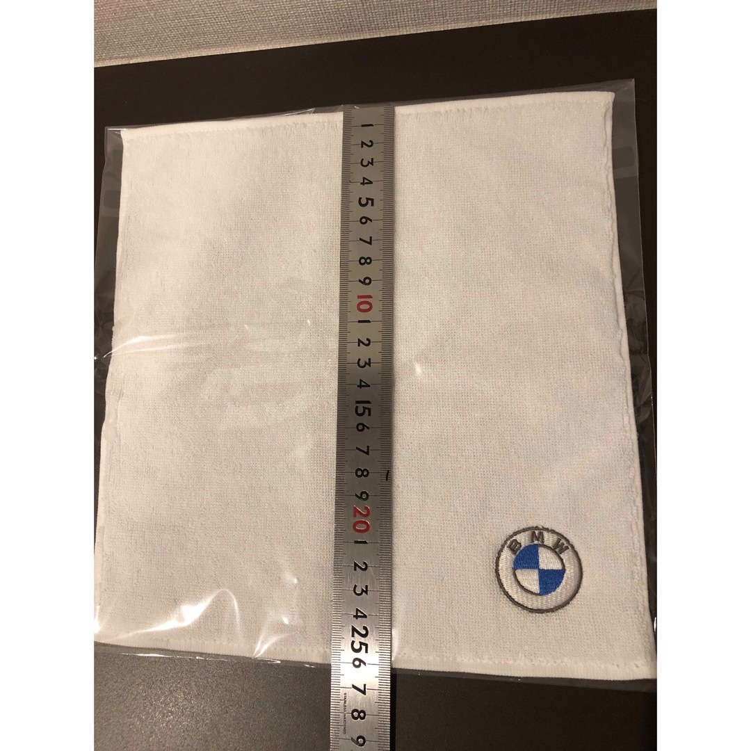 BMW(ビーエムダブリュー)のBMW ロゴ刺繍　タオルハンカチ　紙袋付 エンタメ/ホビーのコレクション(ノベルティグッズ)の商品写真
