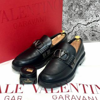 ヴァレンティノガラヴァーニ(valentino garavani)の☆超人気デザイン☆ヴァレンティノ Vロゴ ロックスタッズ ローファー 極美品 黒(ドレス/ビジネス)