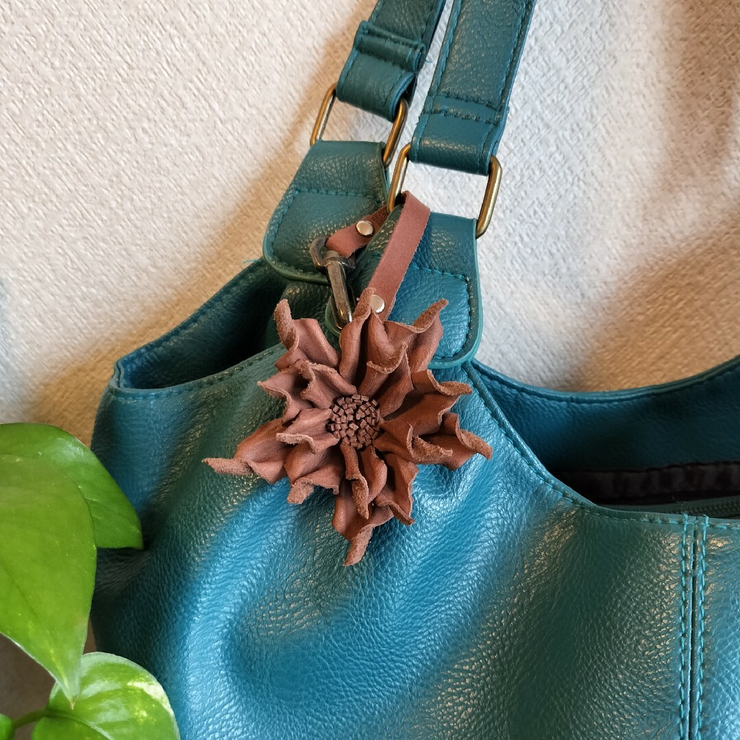 バッグチャーム　キーホルダー　ストラップ　本革　花 ハンドメイドのファッション小物(バッグチャーム)の商品写真