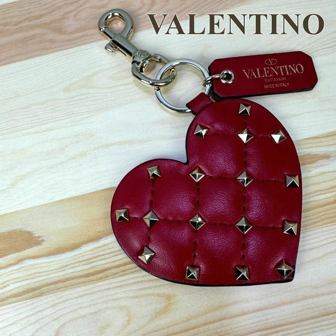 valentino garavani(ヴァレンティノガラヴァーニ)のVALENTINO ヴァレンティノ キーホルダー チャーム ハート スタッズ レディースのファッション小物(キーホルダー)の商品写真