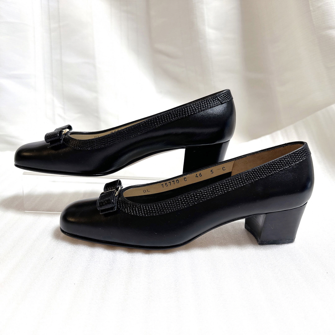 Salvatore Ferragamo(サルヴァトーレフェラガモ)のフェラガモ　ヴァラリボン　パンプス　サンダル　ローヒール　靴　未使用　定番　5C レディースの靴/シューズ(ハイヒール/パンプス)の商品写真