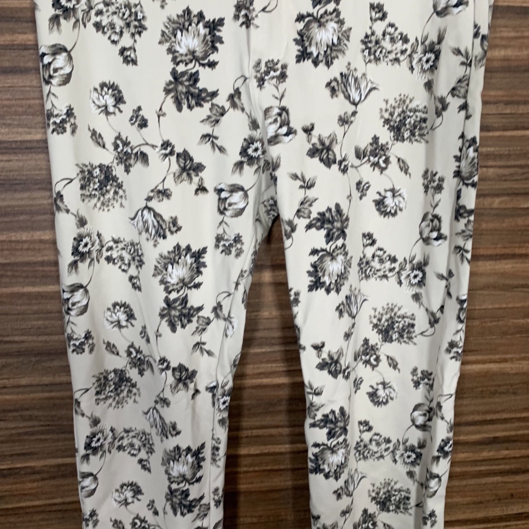 ズボン パンツ XLサイズ 白 ホワイト 花柄 レディースのパンツ(カジュアルパンツ)の商品写真