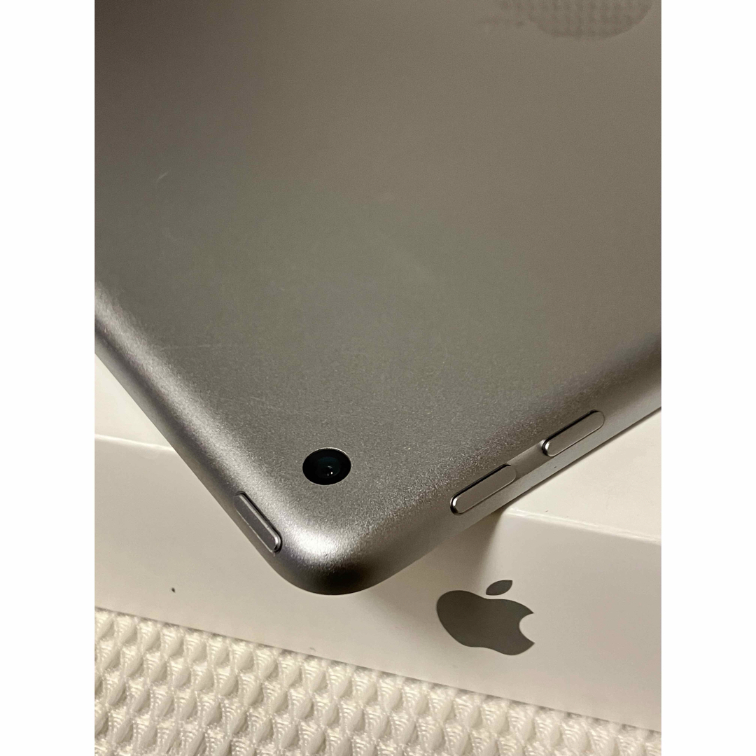 Apple(アップル)のiPad 第5世代 WiFi 32GB スペースグレイ 89.7% スマホ/家電/カメラのPC/タブレット(タブレット)の商品写真