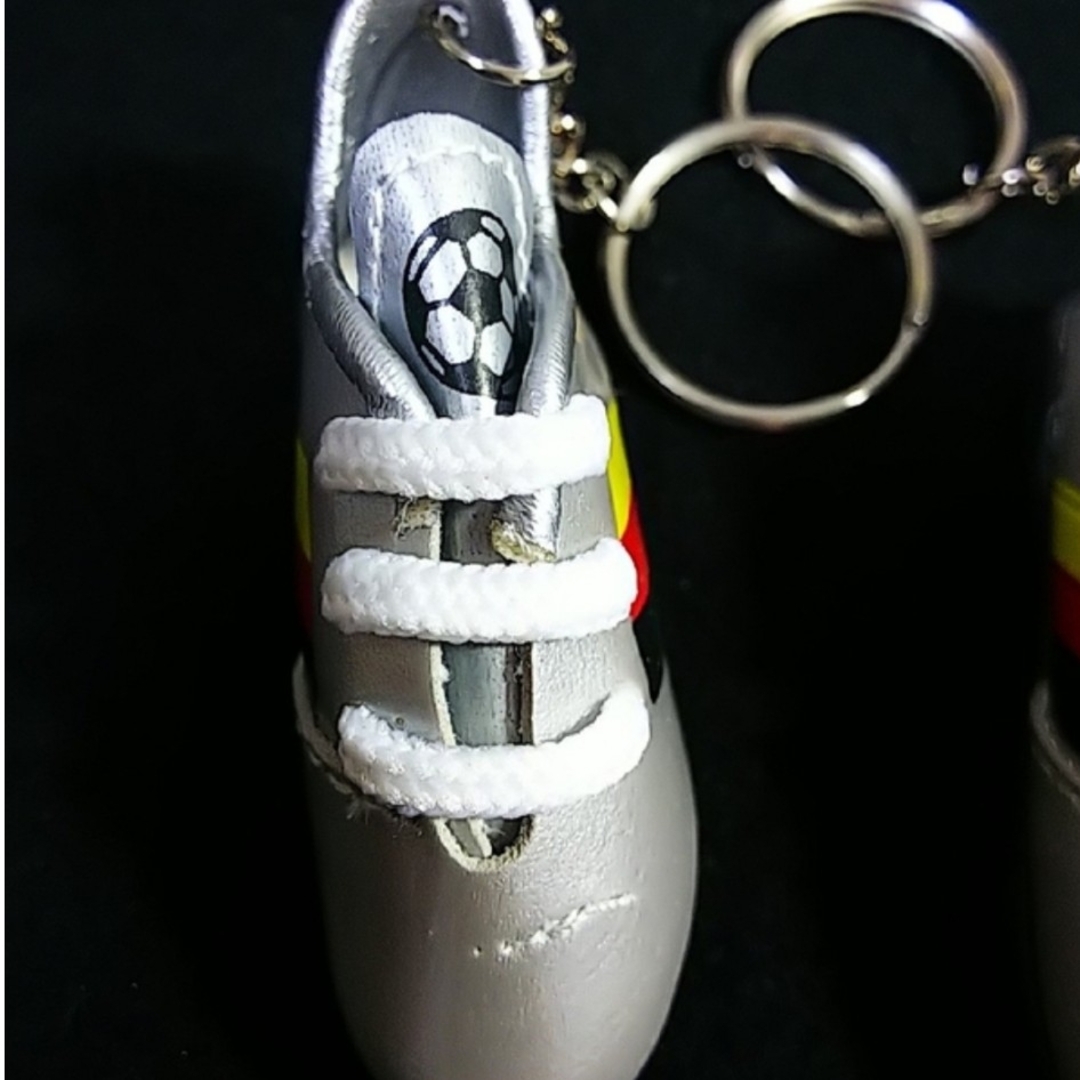 ドイツ サッカーシューズ キーホルダー２個 スパイク メンズのファッション小物(キーホルダー)の商品写真