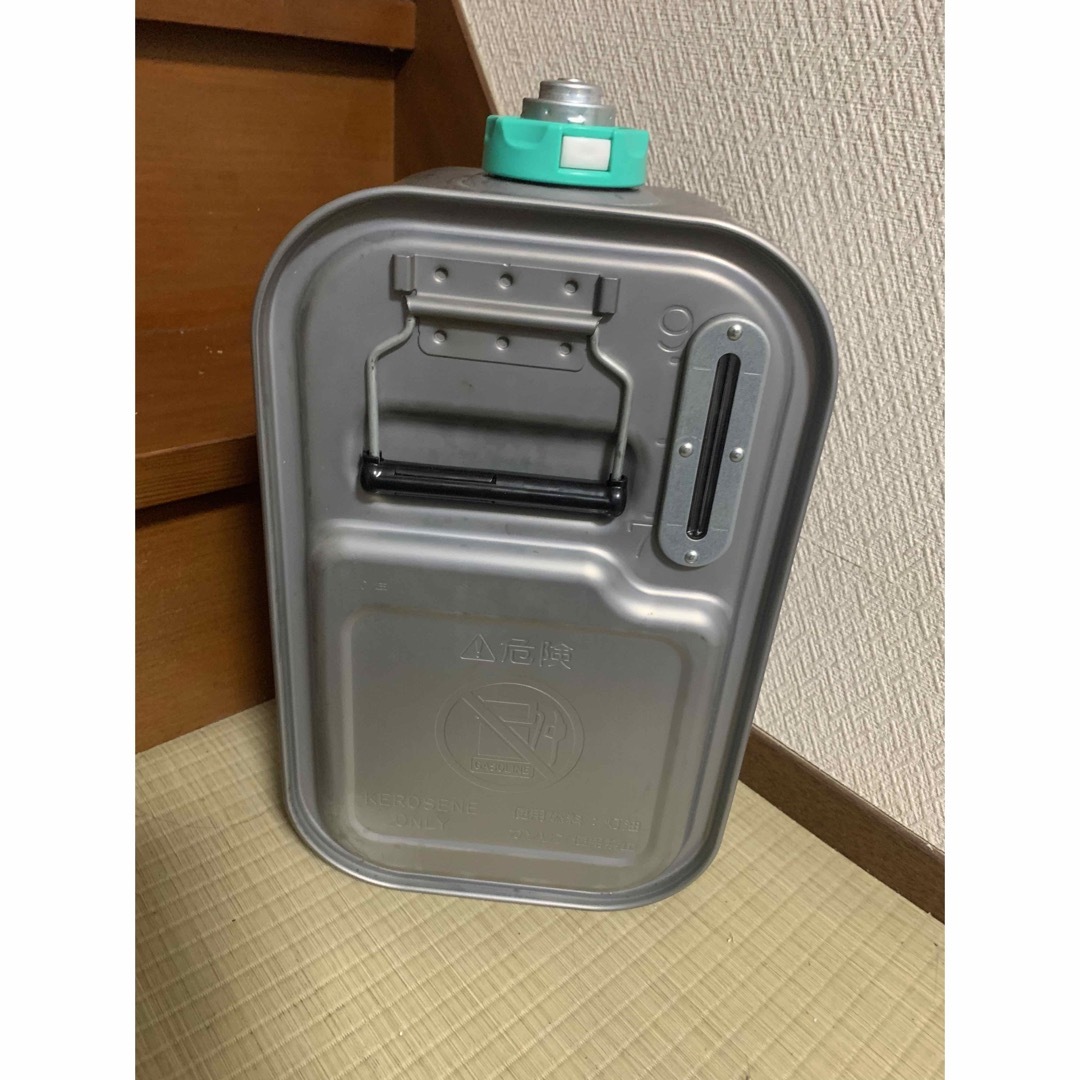 ダイニチ  灯油タンク9L 大容量 緑キャップ 石油ファンヒーター スマホ/家電/カメラの冷暖房/空調(ファンヒーター)の商品写真