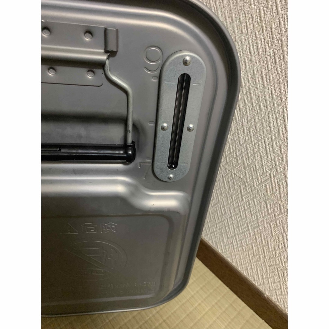 ダイニチ  灯油タンク9L 大容量 緑キャップ 石油ファンヒーター スマホ/家電/カメラの冷暖房/空調(ファンヒーター)の商品写真