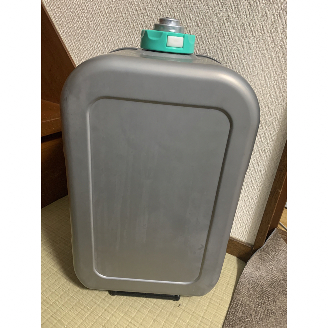 ダイニチ  灯油タンク9L 大容量 緑キャップ 石油ファンヒーター スマホ/家電/カメラの冷暖房/空調(ファンヒーター)の商品写真