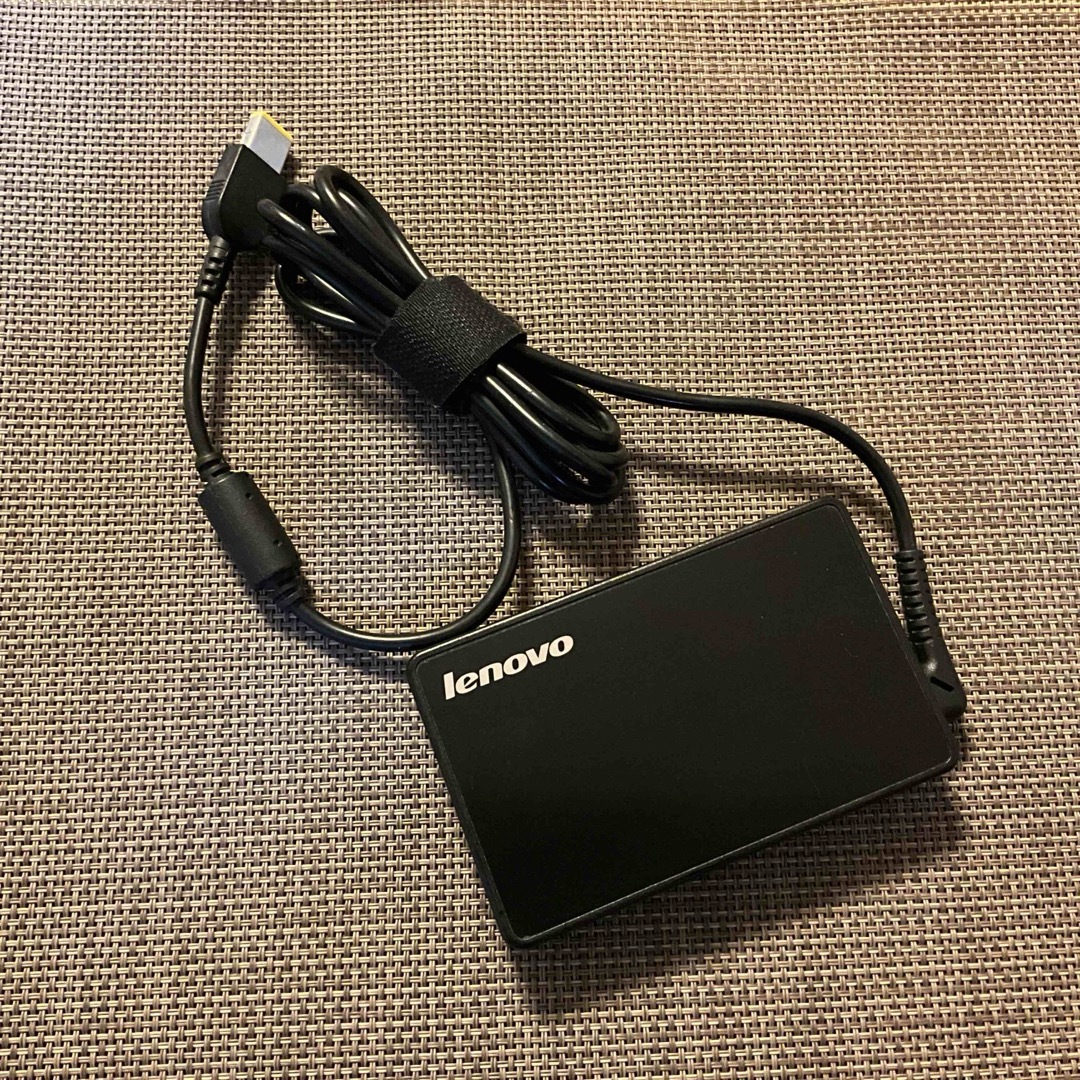 Lenovo(レノボ)の⭐️【中古】Lenovo ACアダプタADLX65SLC2A 20V/3.25A スマホ/家電/カメラのPC/タブレット(PCパーツ)の商品写真