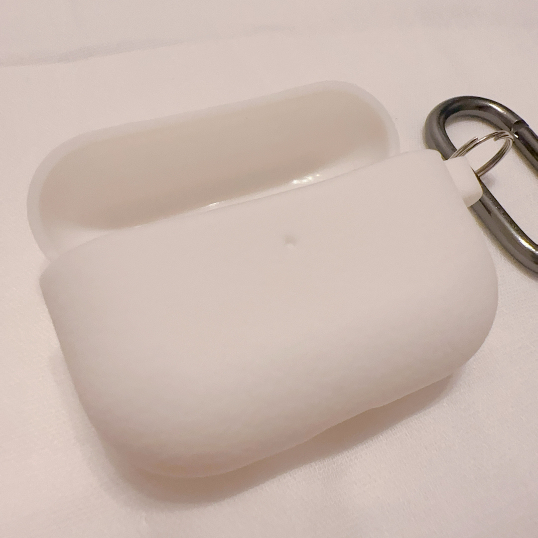 AirPods Pro ソフトケース カバー ホワイト シリコン カラビナ 撥水 スマホ/家電/カメラのスマホアクセサリー(モバイルケース/カバー)の商品写真