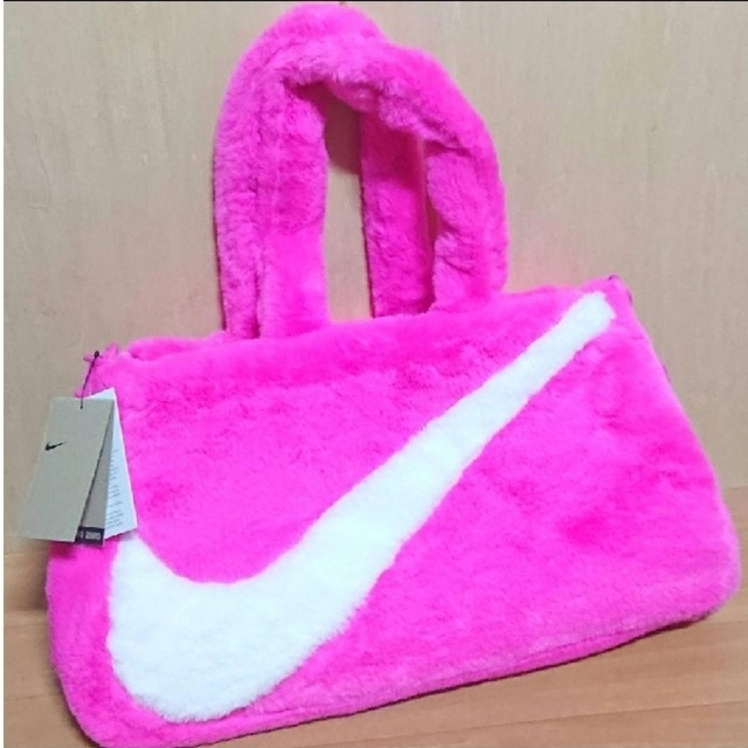 NIKE(ナイキ)の新品 ナイキ フェイクファー トートバッグ 10L  ピンク × ホワイト レディースのバッグ(トートバッグ)の商品写真