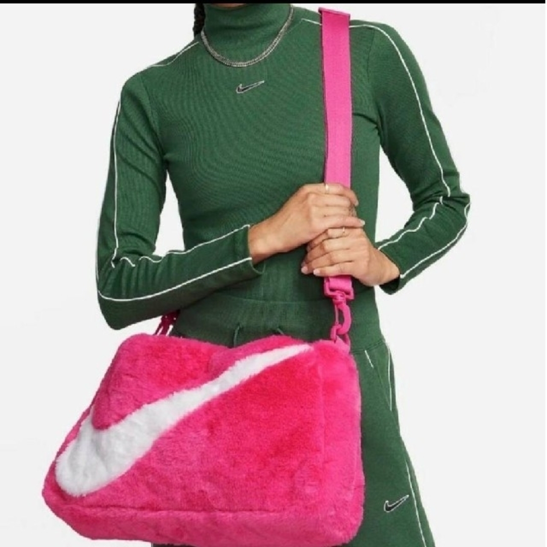 NIKE(ナイキ)の新品 ナイキ フェイクファー トートバッグ 10L  ピンク × ホワイト レディースのバッグ(トートバッグ)の商品写真