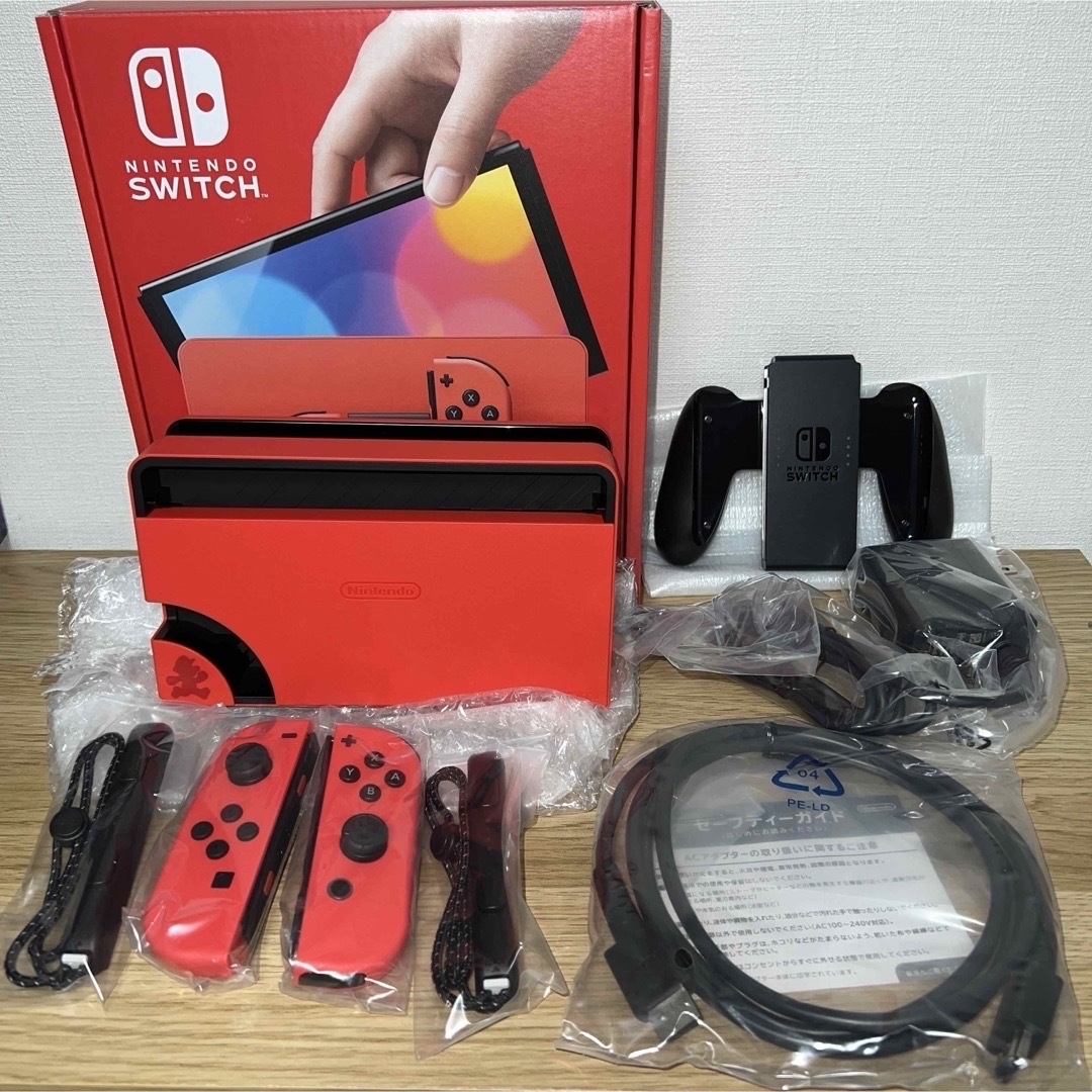 Nintendo Switch(ニンテンドースイッチ)のNintendo Switch 有機ELモデル マリオレッドの純正の付属品セット エンタメ/ホビーのゲームソフト/ゲーム機本体(その他)の商品写真