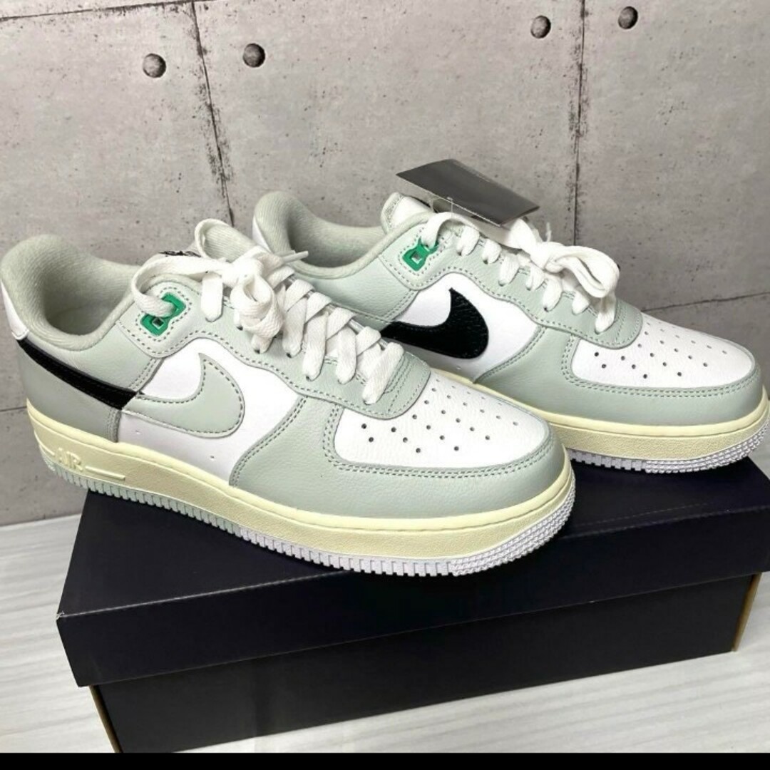 NIKE(ナイキ)の新品　24 NIKE AIR FORCE 1 07 LV8 エアフォース1 メンズの靴/シューズ(スニーカー)の商品写真