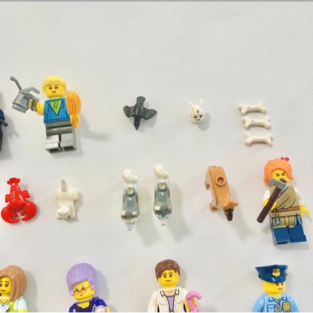 Lego(レゴ)の【フォロー様専用】LEGOの女性ミニフィグ17体 キッズ/ベビー/マタニティのおもちゃ(知育玩具)の商品写真