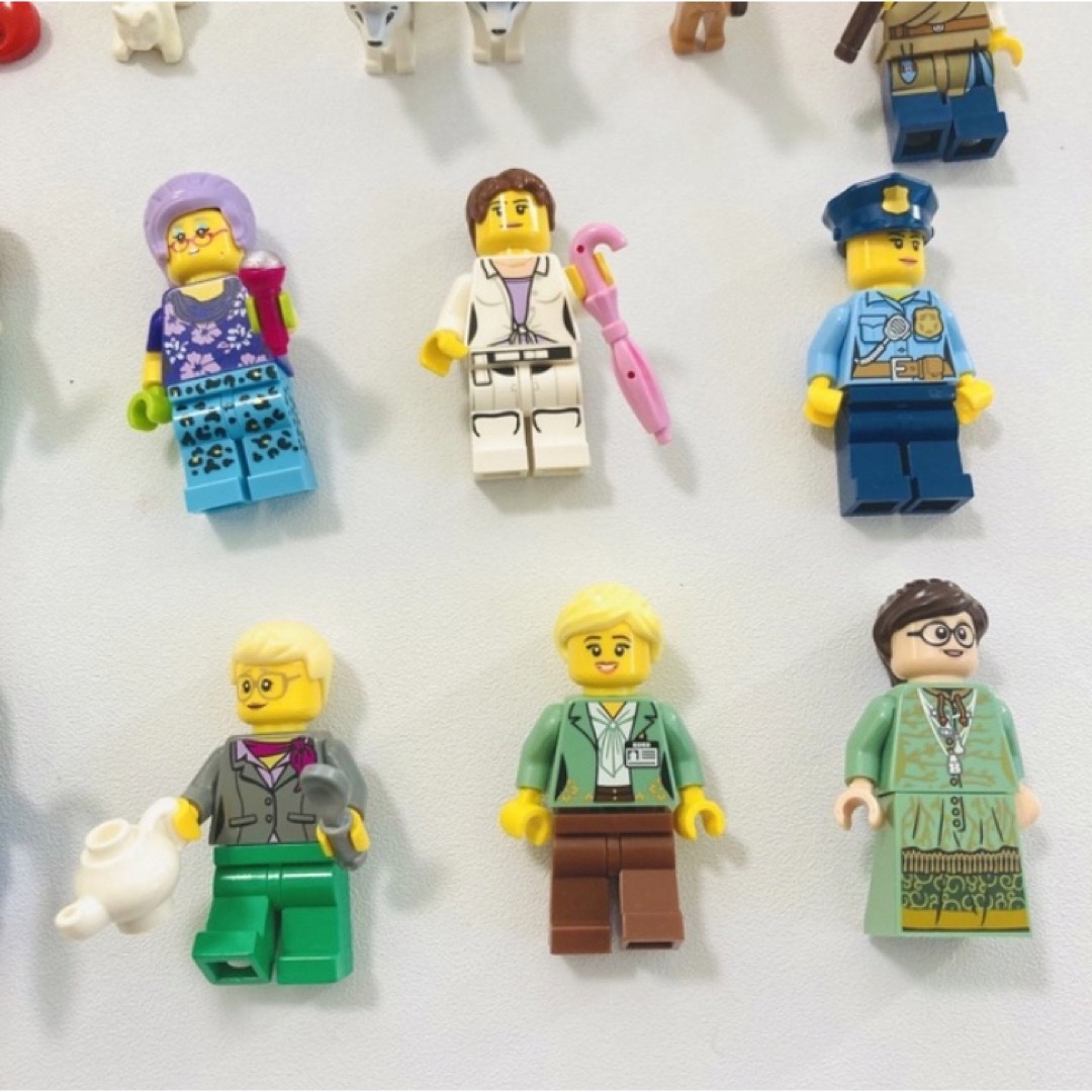 Lego(レゴ)の【フォロー様専用】LEGOの女性ミニフィグ17体 キッズ/ベビー/マタニティのおもちゃ(知育玩具)の商品写真