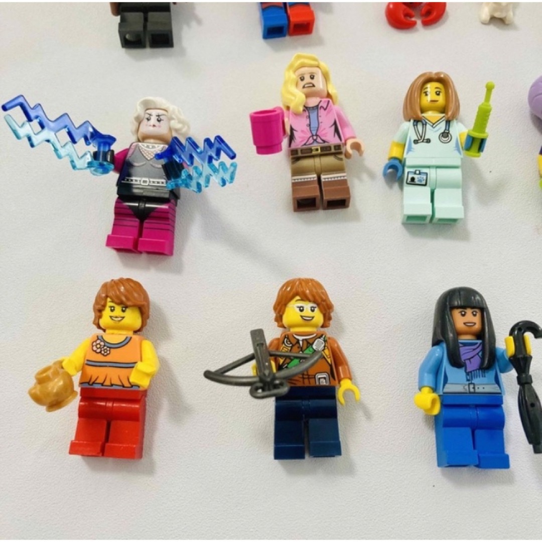 Lego(レゴ)の【フォロー様専用】LEGOの女性ミニフィグ17体 キッズ/ベビー/マタニティのおもちゃ(知育玩具)の商品写真