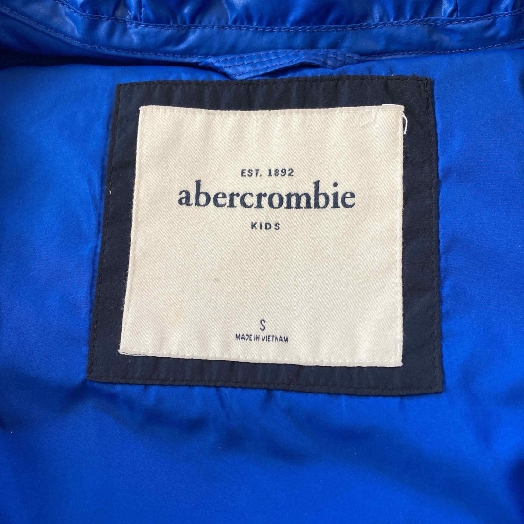 Abercrombie&Fitch(アバクロンビーアンドフィッチ)のアバクロキッズ　ダウン Sサイズ キッズ/ベビー/マタニティのキッズ服男の子用(90cm~)(ジャケット/上着)の商品写真